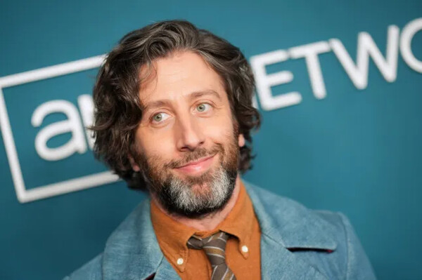 Αγνώριστος ο Σάιμον Χέλμπεργκ: Οι φαν του «Big Bang Theory» ξαφνιάστηκαν με τη σημερινή του εμφάνιση