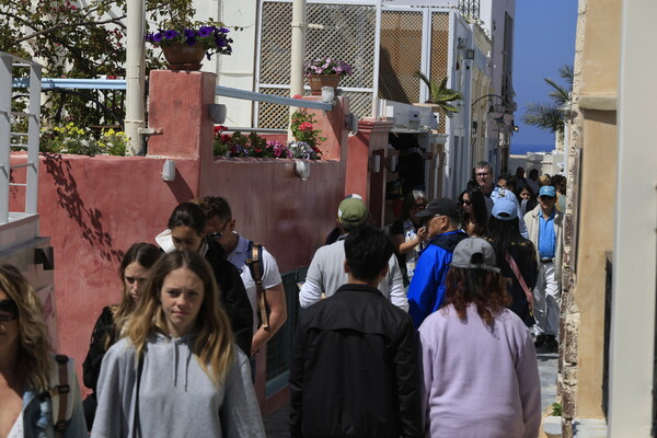 Σαντορίνη: Επέστρεψε η κανονικότητα στο νησί μετά τους σεισμούς - Γέμισαν με τουρίστες τα σοκάκια