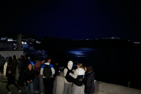 Σαντορίνη: Επέστρεψε η κανονικότητα στο νησί μετά τους σεισμούς - Γέμισαν με τουρίστες τα σοκάκια