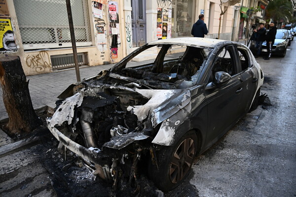 Εικόνες από τα Εξάρχεια λίγες ώρες μετά τα επεισόδια- Δεκάδες οχήματα με ζημιές, 72 προσαγωγές