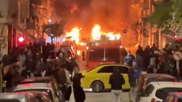 Νύχτα έντασης στα Εξάρχεια – Κάηκαν 10 οχήματα