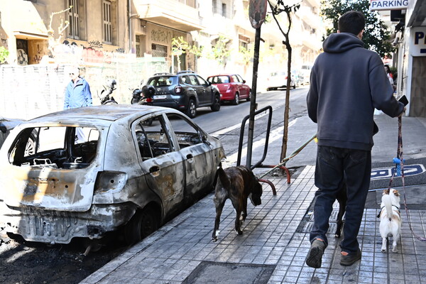 Εικόνες από τα Εξάρχεια λίγες ώρες μετά τα επεισόδια- Δεκάδες οχήματα με ζημιές, 72 προσαγωγές