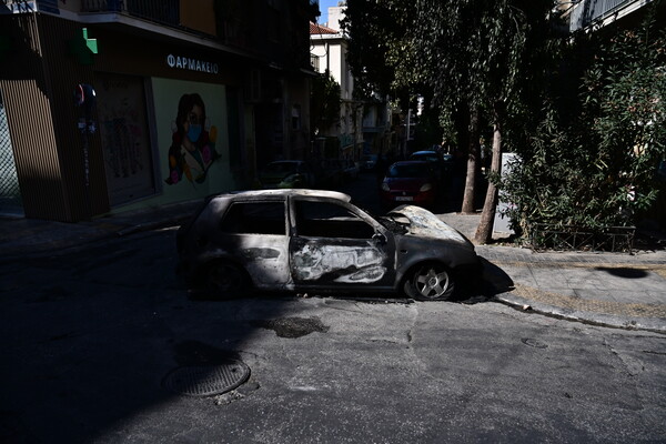 Εικόνες από τα Εξάρχεια λίγες ώρες μετά τα επεισόδια- Δεκάδες οχήματα με ζημιές, 72 προσαγωγές