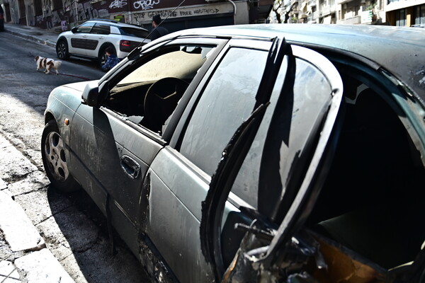 Εικόνες από τα Εξάρχεια λίγες ώρες μετά τα επεισόδια- Δεκάδες οχήματα με ζημιές, 72 προσαγωγές