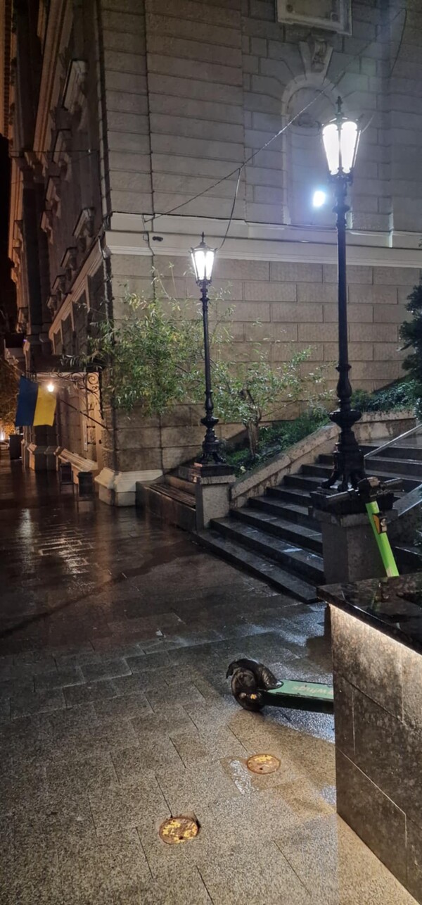 ΓΙΑ ΠΑΣΧΑ -------- Έλληνας χορεύει στην εθνική όπερα της Οδησσού και ζει μόνος στην Ουκρανία εν μέσω πολέμου