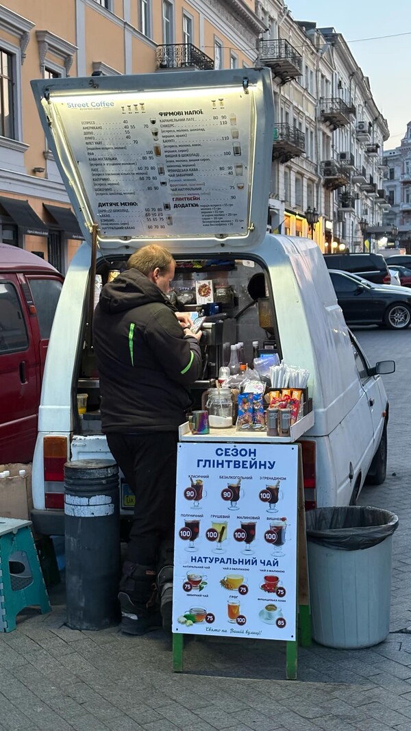 ΓΙΑ ΠΑΣΧΑ -------- Έλληνας χορεύει στην εθνική όπερα της Οδησσού και ζει μόνος στην Ουκρανία εν μέσω πολέμου