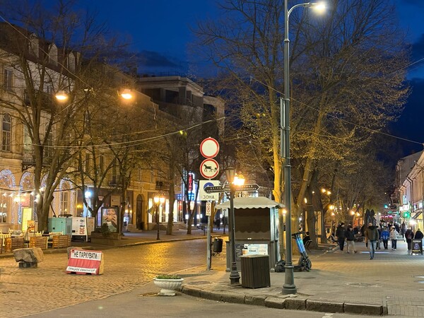 ΓΙΑ ΠΑΣΧΑ -------- Έλληνας χορεύει στην εθνική όπερα της Οδησσού και ζει μόνος στην Ουκρανία εν μέσω πολέμου