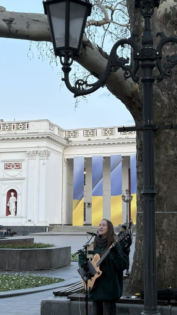ΓΙΑ ΠΑΣΧΑ -------- Έλληνας χορεύει στην εθνική όπερα της Οδησσού και ζει μόνος στην Ουκρανία εν μέσω πολέμου