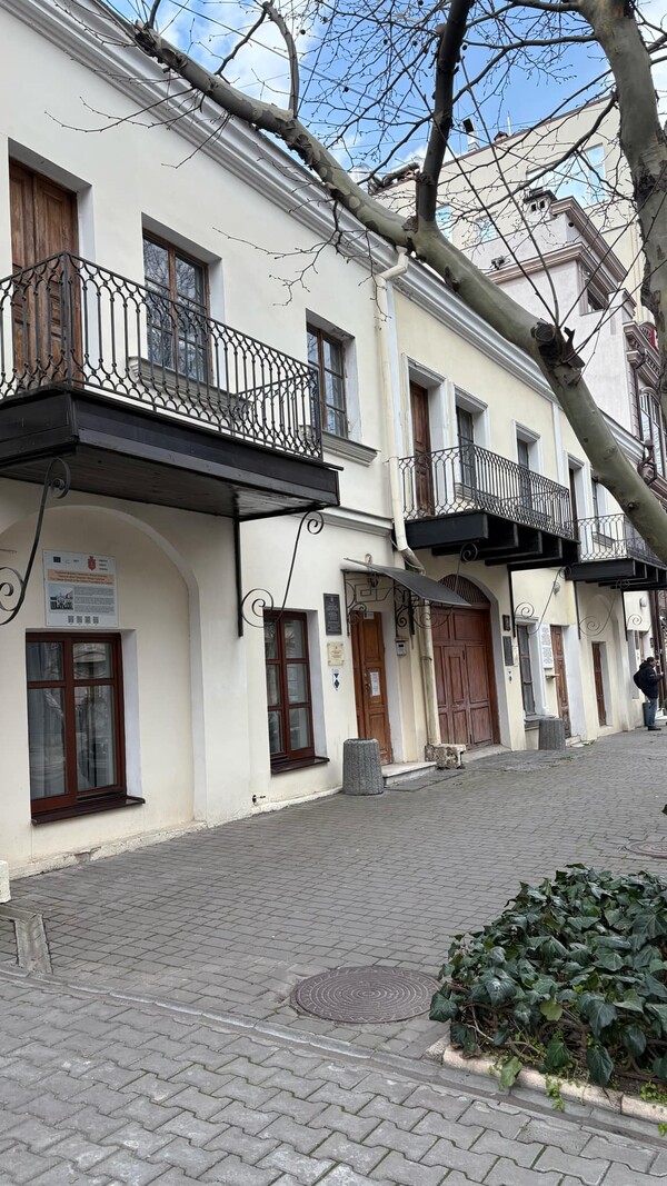 ΓΙΑ ΠΑΣΧΑ -------- Έλληνας χορεύει στην εθνική όπερα της Οδησσού και ζει μόνος στην Ουκρανία εν μέσω πολέμου
