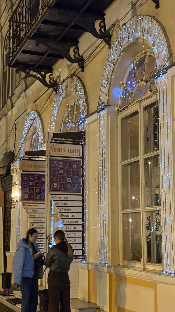 ΓΙΑ ΠΑΣΧΑ -------- Έλληνας χορεύει στην εθνική όπερα της Οδησσού και ζει μόνος στην Ουκρανία εν μέσω πολέμου