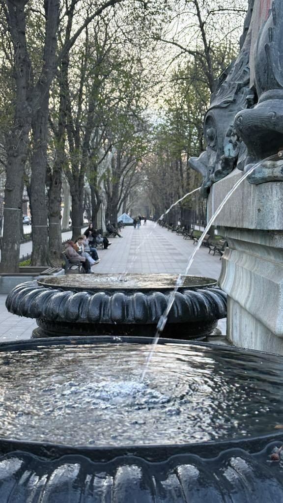 ΓΙΑ ΠΑΣΧΑ -------- Έλληνας χορεύει στην εθνική όπερα της Οδησσού και ζει μόνος στην Ουκρανία εν μέσω πολέμου