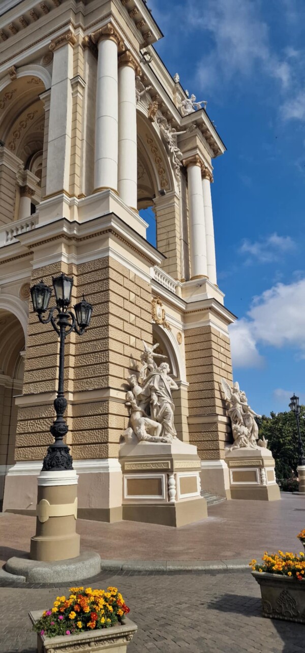ΓΙΑ ΠΑΣΧΑ -------- Έλληνας χορεύει στην εθνική όπερα της Οδησσού και ζει μόνος στην Ουκρανία εν μέσω πολέμου