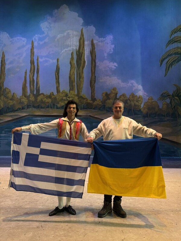 ΓΙΑ ΠΑΣΧΑ -------- Έλληνας χορεύει στην εθνική όπερα της Οδησσού και ζει μόνος στην Ουκρανία εν μέσω πολέμου