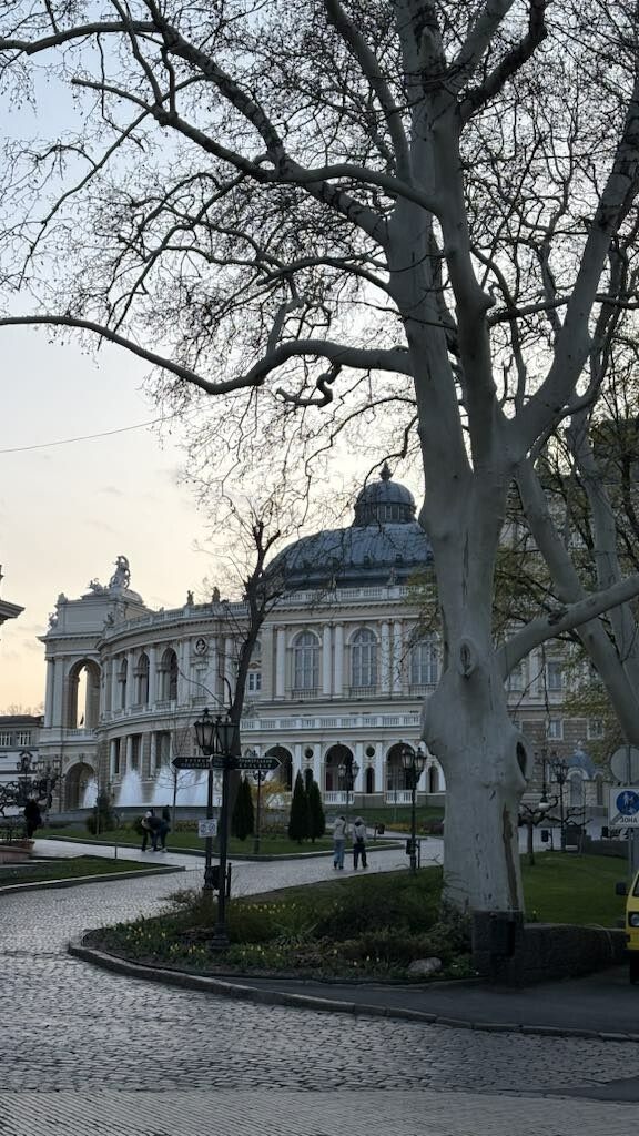 ΓΙΑ ΠΑΣΧΑ -------- Έλληνας χορεύει στην εθνική όπερα της Οδησσού και ζει μόνος στην Ουκρανία εν μέσω πολέμου