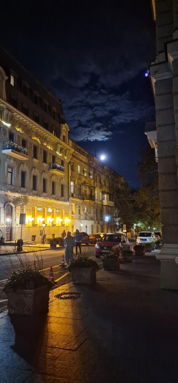 ΓΙΑ ΠΑΣΧΑ -------- Έλληνας χορεύει στην εθνική όπερα της Οδησσού και ζει μόνος στην Ουκρανία εν μέσω πολέμου