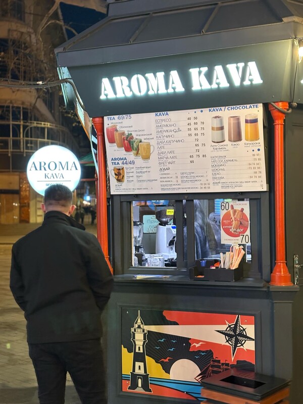 ΓΙΑ ΠΑΣΧΑ -------- Έλληνας χορεύει στην εθνική όπερα της Οδησσού και ζει μόνος στην Ουκρανία εν μέσω πολέμου