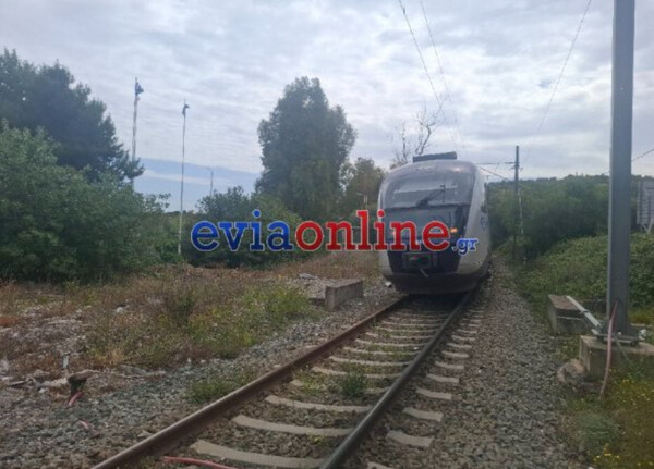 Χαλκίδα: Συρμός του προαστιακού συγκρούστηκε με φορτηγό