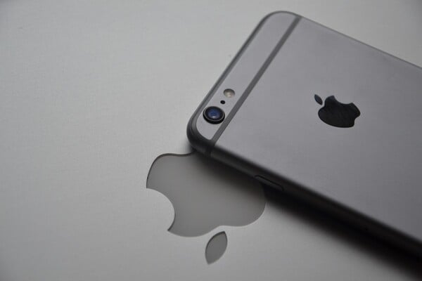 Με τη βοήθεια των δασμών του Τραμπ η Apple αποφεύγει τη μεγαλύτερη κρίση της μετά την πανδημία