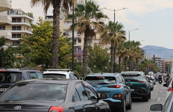 Κίνηση στους δρόμους: Σοβαρό τροχαίο στην παραλιακή - Πού εντοπίζονται προβλήματα