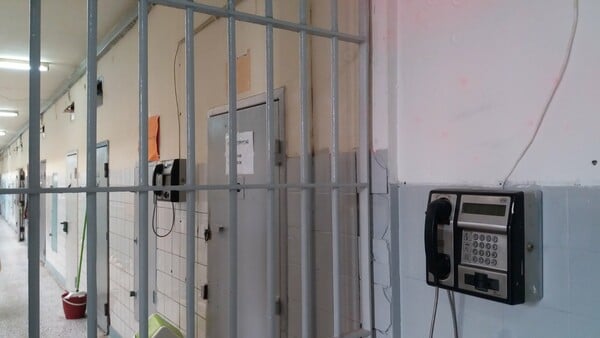 Τάσος Θεοφίλου: «Η φυλακή είναι το LinkedΙn των παρανόμων» ή «Το πορνό και το Κανάλι της Βουλής είναι από τα πιο δημοφιλή θεάματα στη φυλακή»