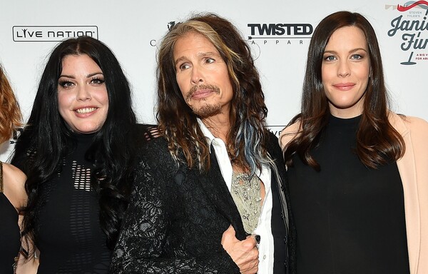 Aerosmith: «Παίζαμε στα παρασκήνια χωρίς να γνωρίζουμε ότι είμαστε αδελφές», θυμούνται οι κόρες του Στίβεν Τάιλερ