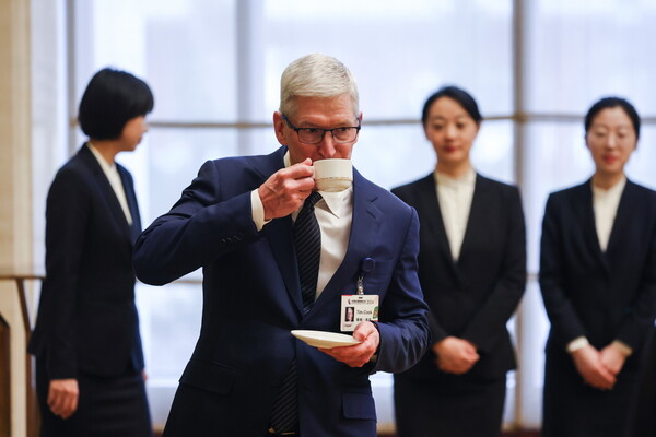 Η αινιγματική εμμονή του Tim Cook να προσπεράσει τη Meta και τον Mark Zuckerberg