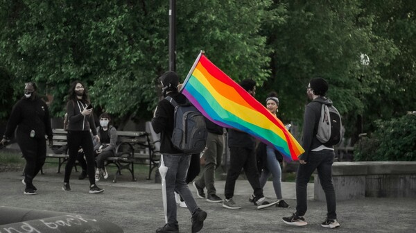 Η κυβέρνηση Τραμπ μηνύει πολιτεία για τη συμμετοχή τρανς μαθητριών σε γυναικεία αθλήματα
