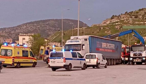 Καβάλα: Σοβαρό τροχαίο μετά από σύγκρουση ΙΧ με νταλίκα - Στη ΜΕΘ ένας 22χρονος