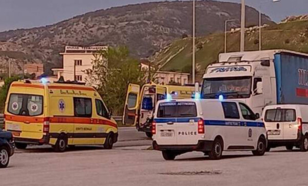 Καβάλα: Σοβαρό τροχαίο μετά από σύγκρουση ΙΧ με νταλίκα - Στη ΜΕΘ ένας 22χρονος