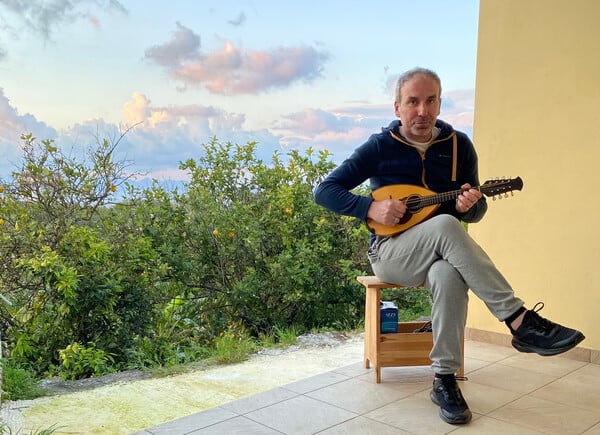 O Ανδρέας Γεωργίου προσπάθησε πολύ και κατάφερε να μη ζήσει στην Αθήνα/ «Στο χωριό είδα πώς αλλάζει η φύση σε όλο της το μεγαλείο»/ «Στο χωριό αντιμετωπίζεις προκλήσεις που πριν τις έβλεπες μόνο στα ντοκιμαντέρ»
