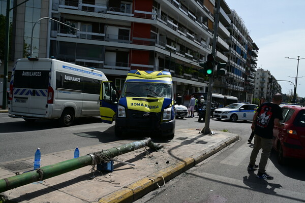 Παγκράτι: Πως συνέβη το ατύχημα με το ασθενοφόρο - Σοβαρά τραυματισμένα τρία άτομα