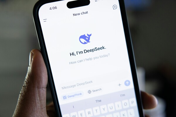 Οι ΗΠΑ παίρνουν μέτρα κατά της DeepSeek: Tο σενάριο Huawei επαναλαμβάνεται στην εποχή του AI
