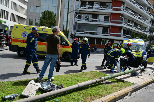 Ασθενοφόρο έπεσε σε κολώνα στο κέντρο της Αθήνας - Δύο πεζοί τραυματίστηκαν σοβαρά