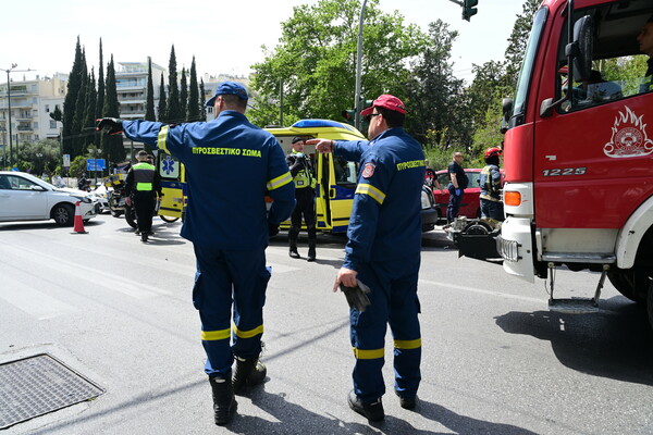 Ασθενοφόρο έπεσε σε κολώνα στο κέντρο της Αθήνας - Δύο πεζοί τραυματίστηκαν σοβαρά