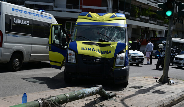 Παγκράτι: Πως συνέβη το ατύχημα με το ασθενοφόρο - Σοβαρά τραυματισμένα τρία άτομα