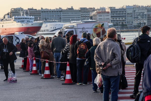 Έξοδος Πάσχα: Σχεδόν μισό εκατομμύριο οχήματα έφυγαν από την Αττική - Αύριο η κορύφωση