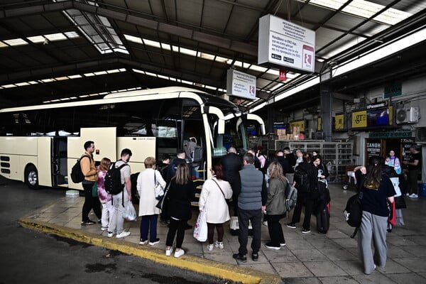 Έξοδος Πάσχα: Σχεδόν μισό εκατομμύριο οχήματα έφυγαν από την Αττική - Αύριο η κορύφωση