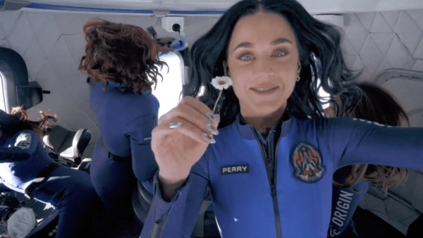Katy Perry: «Μετανιώνω για το δημόσιο θέαμα» της διαστημικής αποστολής Blue Origin