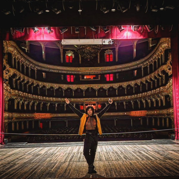 ΓΙΑ ΠΑΣΧΑ -------- Έλληνας χορεύει στην εθνική όπερα της Οδησσού και ζει μόνος στην Ουκρανία εν μέσω πολέμου