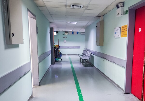 Στο ΚΑΤ ο 15χρονος που τραυματίστηκε με φωτοβολίδα στην Κάλυμνο