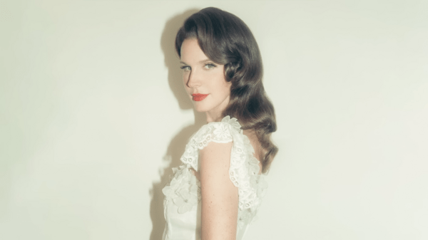 Η Lana Del Rey αποκαλύπτει την ιστορία πίσω από το «Bluebird»