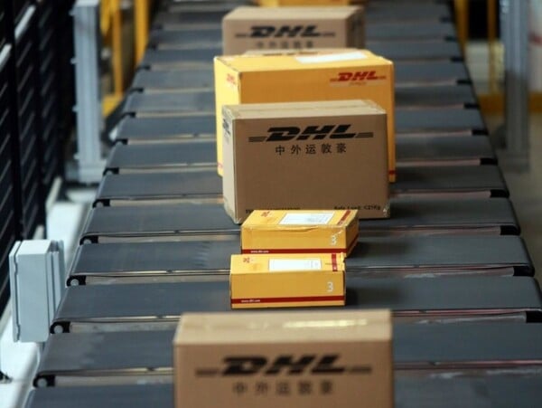Η DHL αναστέλλει τις παραδόσεις αξίας άνω των 800 δολαρίων στις ΗΠΑ λόγω δασμών Τραμπ
