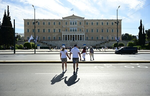 Άδεια πόλη η Αθήνα ανήμερα του Πάσχα - Ελάχιστοι κυκλοφορούν στο κέντρο