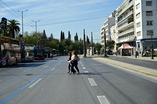 Άδεια πόλη η Αθήνα ανήμερα του Πάσχα - Ελάχιστοι κυκλοφορούν στο κέντρο