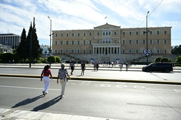 Άδεια πόλη η Αθήνα ανήμερα του Πάσχα - Ελάχιστοι κυκλοφορούν στο κέντρο