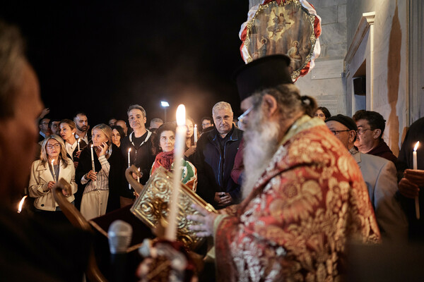 Ο Κυριάκος και η Μαρέβα Μητσοτάκη στην Τήνο: Η φωτογραφία για τα «χρόνια πολλά»