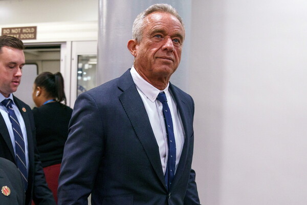 «Εξαιρετικός θεραπευτής»: Ο Ρόμπερτ Κένεντι επέναισε γιατρό που δεχόταν ασθενείς ενώ είχε ιλαρά