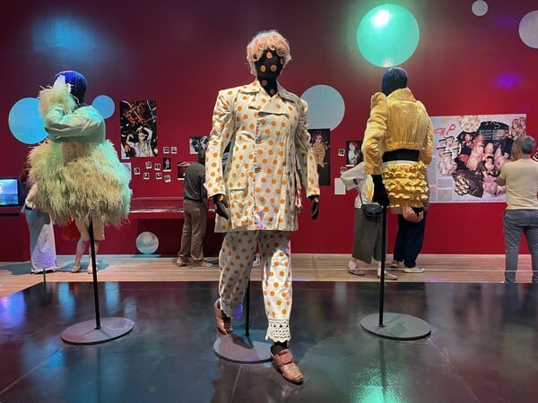 Leigh Bowery: ακόρεστο σεξ και υψηλή τέχνη από την καλτ φιγούρα που σημάδεψε μια εποχή