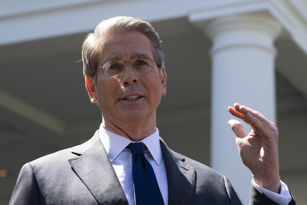 Εμπορικός πόλεμος: Η εμπορική αντιπαράθεση με την Κίνα δεν είναι βιώσιμη, εκτιμά ο Αμερικανός υπουργός Οικονομικών