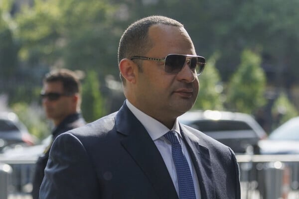 Καταδίκη για τη Ναντίν Μενέντεζ – «Συνεργός» στο σκάνδαλο του πρώην γερουσιαστή συζύγου της